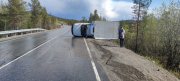 Перевернулся грузовик на автоподъезде к Апатитам