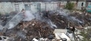 Горел мусор на частной территории в Мурманске
