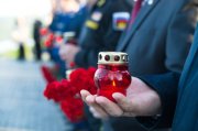 Зажгли свечи в День памяти и скорби в Мурманске
