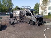 Остался «скелет» от сгоревшего микроавтобуса в Мурмашах