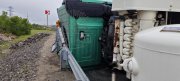 Бетономешалка перевернулась на съезде с «ленинградки» в Мурманске