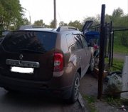 Врезался на авто в мусорную площадку и сбежал водитель в Мурманске