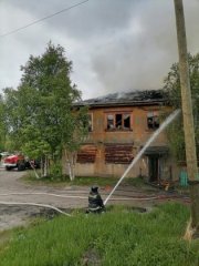 Обрушилась крыша горящего дома в Кандалакше