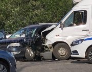 Микроавтобус выскочил на &quot;красный&quot; и устроил аварию на перекрестке в Мурманске