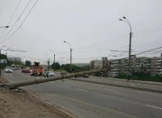 Сбитый внедорожником столб перекрыл Кольский проспект в Мурманске