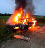 Полыхала огнем машина в Туломе