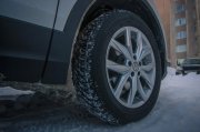 На дорогах наледь: ГИБДД призывает заменить летнюю резину на зимнюю в Заполярье