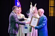 Игорь Морарь вручил Федору Щербине удостоверение Почетного гражданина Мурманска