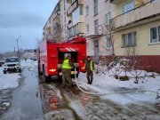 Спасли человека из горящей квартиры в Никеле