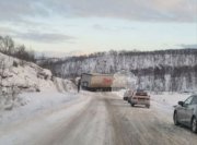 Фура заблокировала дорогу в Никель