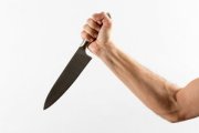 Ревнивец ударил ножом в лицо гостя в Полярном