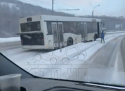 Автобус развернуло поперек дороги на Кольском проспекте в Мурманске