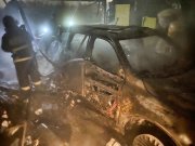 Сгорел гараж с иномарками в Коле: огнем повреждены соседние машина и дом