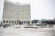 Весят 43 тонны новогодние ель и шатер: начался монтаж в центре Мурманска