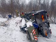 Автокран приземлился на крышу в кювете возле Дровяного
