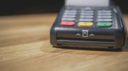 2 телефона, наушники и смарт-часы стянул с витрины житель Мурманска