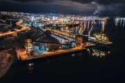 Посреди Кольского залива загрузили судно железной рудой