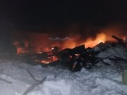 В Териберке сгорели безхозные сараи