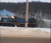 Горящий локомотив с горючим в цистернах засняли в Мурманске