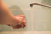 Грязная и желтая вода течет из крана жильцов на Орликовой
