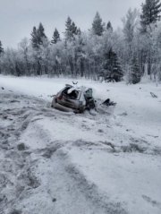 После столкновения с грузовиком иномарка выскочила в кювет в Кольском районе