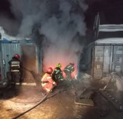 Сгорела бытовка на Прибрежной дороге в Мурманске