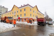 Очистить дворы от снега до конца недели поручил Андрей Чибис