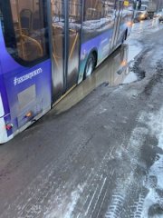 Новенький автобус провалился в яму в Мурманске