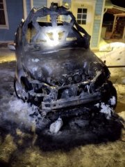 Огонь обезобразил две машины ночью в Мурманской области