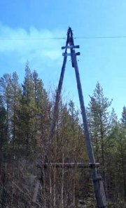 Внезапно вспыхнула деревянная опора ЛЭП в Верхнетуломском