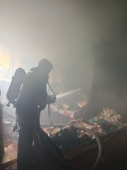 Увезли в больницу хозяйку горящей квартиры в Росляково