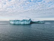 Айсберг впечатлил экипажи судов в море Лаптевых