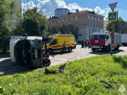 Микроавтобус перевернулся в центре Мурманска