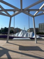 Сидя на больших качелях, можно смотреть на айсберг в центре Мурманска