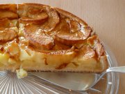 <p><img src="https://novosti-murmanskoy-oblasti.ru/uploads/posts/2024-09/1726545686_apple-fruit-sweet-dish-meal-food-1156523-pxhere.com.jpg" alt="" /></p>
<p><em>Яблочный пирог для тех, у кого нет духовки, а хочется вкусного</em><br /><br />Тесто для этого пирога готовится быстро, а аромат от него разносится по всему дому. Продуктов требуется немного, набор &mdash; стандартный:<br /><br />&bull; Яйцо &mdash; 1 шт.;<br />&bull; Соль &mdash; щепотка;<br />&bull; Сахар &mdash; 80 гр.;<br />&bull; Ванильный сахар &mdash; 1 ч. л.;<br />&bull; Молоко &mdash; 150 мл;<br />&bull; Растительное масло &mdash; 60 мл;<br />&bull; Мука &mdash; 150 гр.;<br />&bull; Разрыхлитель &mdash; 1 ч. л.;<br />&bull; яблоко &mdash; 2 шт.<br /><br />Шаг первый. В миску разбиваем яйцо, добавляем щепотку соли, 80 грамм сахара и одну чайную ложку ванильного сахара. Тщательно взбиваем полученную смесь.<br /><br />Шаг второй. Выливаем 150 мл молока и 60 мл растительного масла. И еще раз перемешиваем. Добавляем 150 грамм муки и одну чайную ложку разрыхлителя.<br /><br />Шаг третий. Готовим яблоки &mdash; чистим, удаляем сердцевину, разрезаем на несколько частей.<br /><br />Шаг четвертый. Сковороду смазываем размягченным сливочным маслом, дно посыпаем сахаром, чтобы низ пирога покрылся карамельной корочкой.<br /><br />Шаг пятый. Собираем пирог &mdash; выкладываем в сковороду яблоки, заливаем тестом, ставим на огонь, накрываем крышкой и готовим 30 минут.<br /><br />Получается вкусный, воздушный пирог к чаю. Теплый пирог следует подавать со сливочным мороженым.<br /><br /></p>
<div style="text-align: right;"><em>Айгуль Булатова<br />Фото:Pxhere</em></div>
