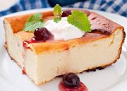<p><img src="https://novosti-murmanskoy-oblasti.ru/uploads/posts/2024-09/1726759216_la-vina-cheesecake.jpeg" alt="" /></p>

<p><em>Все делается очень просто: смешайте все ингредиенты и выпекайте.</em></p>

<p>Запеканка получается легкой и воздушной и похожа на нечто среднее между творожной запеканкой и чизкейком. Итог впечатляет! Она настолько нежная, что буквально тает во рту. Идеально подходит как для завтрака, так и в качестве десерта. Рецепт без муки, манки и крахмала.</p>

<p>Обязательно выбирайте творог в прямоугольных упаковках, он более однородный. Лучше всего выбирать творог с жирностью от 9% и выше.</p>
<p>Вместо лимонной цедры можно использовать апельсиновую или лаймовую. А можно вообще без нее.</p>

<p>Творожный сыр &mdash; 150 г<br />Творог &mdash; 350 г<br />Сметана 20% &mdash; 130 г<br />Сахар &mdash; 110 г<br />Яйца &mdash; 2 шт.<br />Цедра 1 лимона<br />Изюм &mdash; 100 г (по желанию)<br />Ванильная эссенция (если есть)</p>

<p>Изюм предварительно замочите в теплой воде на 10-15 минут, затем обсушите.</p>

<p>В большой миске смешайте творожный сыр, творог, сметану, сахар, яйца, цедру лимона и ванильную эссенцию. Взбейте миксером до однородности. Вмешайте изюм в творожную массу.</p>

<p>Разогрейте духовку до 110 градусов. Выложите творожную массу в форму для выпечки, смазанную сливочным маслом.<br />Выпекайте в разогретой духовке 80 минут.</p>

<p>Остудите до теплого состояния и уберите в холодильник на несколько часов или на ночь.</p>

<p>Подавайте запеканку охлажденной. Можно подавать со сметаной или вареньем.</p>

<p><em>Ольга Артасова</em></p>
<p><em>Фото: pxhere</em></p>