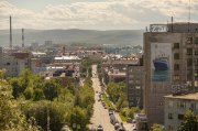 <p><img src="https://novosti-murmanskoy-oblasti.ru/uploads/posts/2024-09/1726780445_anbxqiunbr0.jpg" alt="" /></p>
<p>С 2025 года в России повышается размер утилизационного сбора на электромобили и гибриды. Причем ставка увеличится в двадцать с половиной раз. Так, если раньше новый или не старше трех лет гибридный автомобиль или электрокар обошелся бы в 33 тысячи рублей, то теперь эта сумма составляет 667 тысяч рублей.</p>

<p>Еще выше станет цена на электротранспорт старше трех лет - стоимость утильсбора составит уже 1,2 млн рублей.</p>

<p>Как разъясняют поставщики автомобилей из-за границы, такой сбор сделает практически неподъемной цену автомобиля для конечного потребителя, ведь утильсбор автоматически включается в итоговую стоимость.<span class="Apple-converted-space"></span></p>

<p>Правда, пока остаются старые ставки при ввозе гибридов и электрокаров для личного пользования.</p>

<p><em>Фото: Екатерина Громова</em></p>
