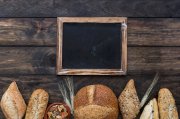 <p><img src="https://novosti-murmanskoy-oblasti.ru/uploads/posts/2024-09/1726807294_bakery-row-with-chalkboard_23-2147852079.jpg" alt="" /></p>

<p><em>Замороженный хлеб снижает уровень глюкозы в крови</em></p>

<p>Вместо хлебницы холодильник. Согласно последним исследованиям, хранение хлебобулочных изделий при низких температурах положительно сказывается на организме &mdash; снижает сахар в крови.</p>

<p>При охлаждении крахмал расширяется и превращается в полутвердый гель. Как следствие, глюкоза становится более доступной для клеток. А это в свою очередь уменьшает риск развития сердечно-сосудистых заболеваний, ожирения и других хронических заболеваний.</p>

<p>Причем, ученые выяснили, что замороженный хлеб снижает уровень глюкозы лучше, чем просто хлеб, хранящийся в холодильнике. Перед употреблением замороженный хлеб, естественно, нужно разогреть в микроволновой печи или поджарить на сковороде.</p>

<p>Результаты исследования &mdash; весьма спорны, считают оппоненты, придерживающиеся хранения хлеба традиционными способами, а именно в хлебнице или в полиэтиленовом пакете в шкафу.</p>

<p>Еще один интересный момент, оказалось, что эти действия работают только в отношении домашнего хлеба, в случае покупных изделий их свойства от заморозки никак не меняются.</p>

<p><em>Айгуль Булатова</em></p>
<p><em>Фото: Freepik</em></p>

