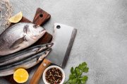 <p><img src="https://novosti-murmanskoy-oblasti.ru/uploads/posts/2024-09/1726808368_flat-lay-fresh-fish-with-condiments_23-2148290481.jpg" alt="" /></p>

<p><em>Для рыбного маринада используем сметану</em></p>

<p>Минтай, конечно, не красная рыба, и даже не треска, но тоже вкусная. В советские времена за минтаем закрепился статус &laquo;рыбы для кошек&raquo;, но, видимо, это потому, что рыба была недооцененной. Учитывая то количество Омега-3 и витамина А в печени, которое содержится в минтае, эта рыба составит конкуренцию сельди, скумбрии и даже лососю. Существует огромное количество рецептов приготовления минтая. Один из них представим в этой заметке. Рыба получается сочной и ароматной. Ингредиенты:</p>
<p><br />&bull; Минтай &mdash; 500 гр.;<br />&bull; Сметана &mdash; 100 мл;<br />&bull; Укроп &mdash; 2 ст. л. измельченной зелени;<br />&bull; Лук &mdash; 2 шт.;<br />&bull; Помидоры &mdash; 200 гр.;<br />&bull; Сыр &mdash; 70 гр.;<br />&bull; Перец черный по вкусу;<br />&bull; Соль &mdash; 1 ч. л. без горки.</p>

<p>Так как сам по себе минтай суховат, то сначала его замаринуем. Филе минтая нарезаем на кусочки и перекладываем в миску, солим и перчим по вкусу.</p>

<p>Добавляем мелко нарезанный укроп, сметану и перемешиваем. Репчатый лук нарезаем кольцами и выкладываем на дно формы для запекания.</p>

<p>На лук выкладываем филе минтая. Форму смазывать не надо, рыба даст сок. Поливаем рыбу оставшимся сметанным соусом. Нарезаем помидоры кружочками и выкладываем на рыбу.</p>

<p>Ставим в заранее разогретую духовку до 180 градусов на 10-15 минут. За это время рыба и овощи дадут сок. Настало время для добавления сыра. Для этого форму вынимаем из духовки и посыпаем тертым сыром. И отправляем обратно в духовку приблизительно на 10 минут.</p>

<p>По этому рецепту можно приготовить не только минтай, но и любую другую рыбу с белым мясом.</p>

<p><em>Айгуль Булатова</em></p>
<p><em>Фото: Freepik</em></p>

