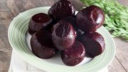 <p><img src="https://novosti-murmanskoy-oblasti.ru/uploads/posts/2024-09/1726815248_47b9eafb72e52e34451267be6e6bac2f.jpg" alt="" /></p>

<p><em>При варке свеклы есть свои хитрости.</em></p>
<p><br />За многие годы на огороде я перепробовала множество способов и хочу поделиться с вами лучшим их них.</p>

<p>Сначала выбираем качественные корнеплоды. Оптимально брать средние по размеру, с гладкой оболочкой и без повреждений. Крупные могут быть жесткими, а мелкие &mdash; быстро распадаться.</p>

<p>Прежде чем варить, обязательно промываю свеклу, не срезая хвостики. Они помогут сохранить сок, и овощ останется сочным. Варить нужно в кожуре &mdash; так вкус получится лучше, и больше витаминов сохранится. Очищать перед варкой не следует; оболочка защищает от утрат цвета и полезных веществ. Варим, как картошку, в &laquo;мундире&raquo;.</p>

<p>Сначала довожу воду до кипения, и только потом добавляю свеклу. Это помогает сохранить цвет и ускоряет процесс варки. Соль не добавляю, иначе овощ может стать жестким. Устанавливаю средний огонь: слишком сильный может привести к развариванию, а слишком слабый ставит под угрозу длительное ожидание.</p>

<p>Время варки зависит от размера: небольшие варю 30 минут, средние &mdash; около часа, а крупные могут потребовать до полутора часов.</p>
<p>Чтобы свекла сохранила цвет, добавляю полстакана холодной воды каждые 20 минут. Уксус я не использую, так как он может сделать овощ жестким. Чтобы свекла не потеряла сладость, главное &mdash; не переварить.</p>

<p>Проверяю готовность с помощью вилки: если легко протыкается, значит, она готова. После варки оставляю в отваре остывать, так вкус будет лучше. Хранить готовую свеклу можно в холодильнике до 3-4 дней или заморозить.</p>

<p><em>Ольга Артасова</em></p>
<p><em>Фото: pxhere</em></p>