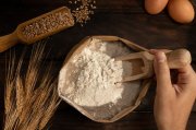 <p><img src="https://novosti-murmanskoy-oblasti.ru/uploads/posts/2024-09/1726821049_ingredient-bag-full-flour_23-2149482594.jpg" alt="" /></p>

<p>Такая каша готовится пять минут</p>
<p><br />Этим рецептом поделились на канале &laquo;Совет да еда&raquo;. Автор отмечает, что это блюдо часто готовила ее бабушка в деревне. Главная особенность этой еды &mdash; крупу заменяет мука. Ингредиенты:</p>
<p><br />&bull; Мука &mdash; 1 стакан;<br />&bull; яйцо (СО) &mdash; 1 шт;<br />&bull; молоко &mdash; 800 мл;<br />&bull; сахар &mdash; по вкусу;<br />&bull; соль &mdash; по вкусу.</p>
<p><br />В кастрюлю или ковш наливаем молоко и нагреваем до кипения. В глубокую миску высыпаем пшеничную муку высшего сорта и посыпаем солью (1 щепотка).</p>

<p>В чашку разбиваем яйцо, перемешиваем вилкой и выливаем в муку. При перемешивании стараемся не допускать образования больших комочков. Тесто должно стать похожим на хлопья.</p>

<p>Приступаем к замешиванию руками. Получается консистенция похожая на крошку. Этой смеси получается 2 стакана. Отправляем ее в кипящее молоко. Как и для других каш для &laquo;Затирухи&raquo; соблюдают пропорции 1:2, где 1 часть крупы или этой яичной смеси и 2 части молока или воды.</p>

<p>Готовим, помешивая, около 3 минут. Каша начинает густеть на глазах. Когда она станет очень густой, снимаем с плиты.</p>

<p>Готовую кашу сразу выкладываем на тарелки, по желанию сверху добавляем кусочек сливочного масла и сразу подаем к столу. Каша получается густой, очень ароматной и на вкус не похожей ни на одну кашу из круп.</p>

<p><em>Айгуль Булатова</em></p>
<p><em>Фото: Freepik</em></p>

