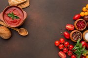 <p><img src="https://novosti-murmanskoy-oblasti.ru/uploads/posts/2024-09/1726822368_top-view-winter-tomato-soup-bowl-with-toast-copy-space_23-2148706355.jpg" alt="" /></p>

<p><em>Для приготовления такой аджики потребуются сутки</em></p>
<p><br />Заготовки на зиму без варки полюбились многим хозяйкам. Это экономит время и сохраняет свежесть овощей. При соблюдении определённых правил этот острый соус будет отлично храниться всю зиму. Для пикантного вкуса аджики используют несколько видов перца, для остроты &mdash; красный перец, для глубокого вкуса &mdash; болгарский перец. Ингредиенты:</p>
<p><br />&bull; помидоры &mdash; 1 кг;<br />&bull; острый красный перец &mdash; 100-150 г;<br />&bull; болгарский перец (красный) &mdash; 500 г;<br />&bull; чеснок &mdash; 100 г;<br />&bull; соль &mdash; 1 ст. ложка.</p>

<p>Нарезаем все овощи кусочками и пропускаем через мясорубку. К овощной массе добавляем соль и тщательно перемешиваем.</p>

<p>Следующий этап займет целые сутки &mdash; на протяжении этого времени полученную овощную смесь держим при комнатной температуре под крышкой. Не забудьте периодически перемешивать заготовку.</p>

<p>Готовую аджику раскладываем по стерилизованным банкам, плотно закрываем крышками. После этого отправляем соус на хранение в холодильник.</p>
<p><br />Стоит помнить, что для хорошего результата важны качественные ингредиенты &mdash; берите только спелые и мясистые томаты. В процессе настаивания аджики нужно следить за состоянием овощной массы. Как только на ее поверхности перестанет образовываться пенка, процесс можно считать завершенным.</p>

<p>Для соуса, который будет храниться в сыром виде, обязательное использование стерилизованных банок. Таким образом, аджику из помидоров и чеснока без варки можно приготовить очень просто, уделив основное внимание подготовке и смешиванию ингредиентов.</p>

<p><em>Айгуль Булатова</em></p>
<p><em>Фото: Freepik</em></p>

