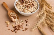 <p><img src="https://novosti-murmanskoy-oblasti.ru/uploads/posts/2024-09/1726827650_close-up-bowl-cereals_23-2148604099.jpg" alt="" /></p>

<p><em>Рост томатов и помидоров улучшат геркулес и черный хлеб</em></p>
<p><br />&laquo;Идеальный огород&raquo; рассказывает, как использовать овсяные хлопья для восстановления увядающих листьев. Сам геркулес никакого влияния на культуры не оказывает. Но на такое &laquo;угощение&raquo; приползают дождевые черви.</p>

<p>Их активизация полезна для почвы &mdash; черви проделывают каналы для воды и воздуха, тем самым улучшают дренаж и аэрацию. А это в свою очередь благоприятно сказывается на развитии корневой системы растений.</p>

<p>Садоводы утверждают, что сгодится даже крупа с истекшим сроком годности. Но прежде хлопья перемалывают до состояния порошка в блендере. На 1 квадратный метр достаточно горсти такой муки.</p>

<p>Подкормку раскидывают поверх саженцев по всей грядке. После этого надо проходятся граблями, неглубоко вбив порошок в почву.</p>

<p>Кроме крупы для подкормки огородники используют еще черный хлеб. Говорят, продукт улучшает рост огурцов и томатов. Концентрат готовят путем настаивания хлеба в воде в течение 2 суток. Полученную &laquo;закваску&raquo; разводят с водой в пропорции 1:3. На каждый куст выливают около 500 мл этого самодельного зелья.</p>

<p><em>Айгуль Булатова</em></p>
<p><em>Фото: Freepik</em></p>


