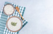<p><img src="https://novosti-murmanskoy-oblasti.ru/uploads/posts/2024-09/1726828773_delicious-breakfast-serving-pepitas-topped-oatmeal-folded-tablecloth-bowl-oat-wooden-spoon-marble-background_114579-23667.jpg" alt="" /></p>

<p><em>Рисовые хлопья по структуре похожи на овсяные</em></p>
<p><br />Рисовые хлопья могут стать отличной заменой обычной рисовой крупе. У хлопьев много преимуществ &mdash; они быстро готовятся, а по вкусу ничуть не отличаются от своего &laquo;старшего собрата&raquo;. Для приготовления следующего блюда на завтрак уйдет всего 10 минут. Указанных ниже продуктов хватит на 2 порции. Ингредиенты:</p>
<p><br />&bull; молоко &mdash; 500 мл;<br />&bull; рисовые хлопья &mdash;1 стакан;<br />&bull; сахар &mdash; 3 ч.ложки;<br />&bull; соль &mdash; щепотка;<br />&bull; сливочное масло &mdash; по вкусу.</p>

<p>Хлопья отмеряем миской или стаканом. Это для удобства, так как готовить ее будем в пропорции 1:2, где 1 часть хлопьев и 2 части молока. Благодаря тонкой структуре, рисовые похожи на овсяные хлопья, время приготовления значительно сокращается.</p>

<p>В ковш вливаем молоко, добавляем сахар, соль и доводим до кипения. Сахар и соль добавляем по своему вкусу. Высыпаем рисовые хлопья и интенсивно перемешиваем ложкой. Варим хлопья на медленном огне 3 минуты, затем выключаем огонь, ковш накрываем крышкой и оставляем на 7 минут.</p>

<p>По инструкции на упаковке хлопьев написано, что достаточно добавить в горячее молоко крупу и подождать 5 минут, но за это время каша не успевает дойти.</p>

<p>Сливочное масло можно добавить в горячее молоко или после приготовления каши. Кашу с маслом перемешиваем, и она готова. Рисовая каша из хлопьев получается быстрая, густая, невероятно ароматная и вкусная. По вкусу она ничем не отличается от каши из обычного риса, но какая экономия времени.</p>

<p><em>Айгуль Булатова</em></p>
<p><em>Фото: Freepik</em></p>

