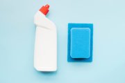 <p><img src="https://novosti-murmanskoy-oblasti.ru/uploads/posts/2024-09/1726830000_composition-cleaning-objects_23-2148104535.jpg" alt="" /></p>

<p><em>Обработку проводят после полной уборки урожая</em></p>

<p>Для того, чтобы избавиться от вредителей и сорняков раз и навсегда садоводы применяют &laquo;искореняющую&raquo; обработку. Она напросто выжигает все живое, можно сказать мера кардинальная.</p>

<p>Для этих целей подходит белизна &mdash; дешевая и действенная. Главное, развести раствор, соблюдая правильные пропорции. Так, если в составе содержание гипохлорита 30% и более, разведите средство с водой в соотношении 1:1. Если меньше &mdash; используйте, не разбавляя. Для эффективности распрыскивать раствор надо на все части растения, не пропуская ни сантиметра.</p>

<p>Данная обработка подходит не только для плодовых культур. Ею можно произвести дезинфекцию земляники, роз, декоративных многолетников и даже хвойных растений. При обработки последних нужно менее концентрированное вещество &mdash; следует развести отбеливатель в соотношении 1:5.</p>

<p>Раствор следует наносить после полной уборки урожая, где-то за неделю до начала естественного листопада. Обычно этот период приходится на вторую половину сентября.</p>

<p>Проведение такой искореняющей обработки на регулярной основе спустя пару лет существенно снизит инфекционный фон вашего сада.</p>

<p><em>Айгуль Булатова</em></p>
<p><em>Фото: Freepik</em></p>

