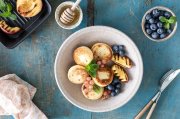 <p><img src="https://novosti-murmanskoy-oblasti.ru/uploads/posts/2024-09/1726831501_cottage-cheese-pancakes-cheesecakes-ricotta-fritters-with-fresh-blueberries-currants-peaches-plate-healthy-delicious-breakfast-holiday-blue-wooden-background-top-view_127032-3018.jpg" alt="" /></p>

<p>Сырники не развалятся и не потеряют форму</p>

<p>Сырники из творога &mdash; это идеально быстрый и питательный завтрак. Этот рецепт не требует добавления муки в тесто, панировка в ней тоже исключена. Творожные оладьи жарим на сковороде, но при желании их можно запечь. Ингредиенты:</p>
<p><br />&bull; творог &mdash; 300 г;<br />&bull; яйцо &mdash; 1 шт.;<br />&bull; ванильный сахар &mdash; 1 ч.ложка:<br />&bull; соль &mdash; &frac14; ч.ложка;<br />&bull; сахар &mdash; 2 ч.ложки;<br />&bull; манная крупа &mdash; 1 ст. ложка;<br />&bull; крахмал кукурузный &mdash; 1 ст. ложка;<br />&bull; растительное масло &mdash; 1 ст. ложка;<br />&bull; сметана для подачи.</p>
<p><br />Чтобы сырники не развалились, важно выбрать подходящий творог, а именно не кислый и с малым содержанием сыворотки. Продукт желательно купить однородной консистенции. Но если зерна крупноваты, то можно протереть творог через сито.</p>

<p>Разбиваем яйцо, добавляем соль и сахар. Много сахара не стоит сыпать, иначе корочка получится пережаренной. Сразу всыпаем манную крупу и кукурузный крахмал.</p>

<p>Руками мнем творожную массу, оставляем на пару минут. Если видите, что масса слишком сухая, добавьте немного сметаны и взбейте блендером.</p>

<p>Далее формируем из теста жгут, делим его на части &mdash; получаются заготовки для сырников. Придаем им округлую форму и жарим на сковороде. Не лейте много масла, используйте сковороду с антипригарным покрытием, и панировка не пригодится.</p>

<p><em>Айгуль Булатова</em></p>
<p><em>Фото: Freepik</em></p>

