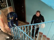 <p><img src="https://novosti-murmanskoy-oblasti.ru/uploads/posts/2024-09/1727091449_photo_2024-09-23_14-26-39.jpg" alt="" />В прокуратуру обратились жильцы дома № 3 на улице Набережной населенного пункта 27 километр ж/д Мончегорск &ndash; Оленья. Северяне пожаловались: их квартиры затопило, пострадало также общедомовое имущество. Прокурором Мончегорска было организовано экстренное рабочее совещание с выездом на место происшествия с участием главы города, представителей регионального Фонда капремонта, подрядной и управляющей организаций.</p>
<p><span style="font-size: 14pt;"><em>&laquo;Установлено, что выполняющей работы по капитальному ремонту кровли дома компанией не обеспечена сохранность общего имущества его собственников и их жилых помещений, вследствие чего произошло затопление ряда квартир естественными осадками после демонтажа кровельного покрытия&raquo;, - прокомментировали в областной прокуратуре.</em></span></p>
<p>По итогам проверки будет рассмотрен вопрос о привлечении виновных к ответственности.</p>
<p><em>Фото: прокуратура МО</em></p>
