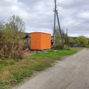 <p><img src="https://novosti-murmanskoy-oblasti.ru/uploads/posts/2024-09/1727256877_lpakqrw9xes.jpg" alt="" />В рамках инвестпрограммы &laquo;МЭС&raquo; в 2024 году специалисты  Ковдорского района электрических сетей модернизировали две  трансформаторные подстанции в Риколатве.</p>
<p>Выполнена реконструкция существующей и установлена новая. Та, что заменили, отработала 41 год. За это время ее железные элементы износились. <br /> Модернизация оборудования позволила добиться не только бесперебойного  электроснабжения, но и исключить угрозы для жизни и здоровья жителей, а также сотрудников &laquo;МЭС&raquo;, которые обслуживают оборудование.</p>
<p><em>Фото: МЭС</em></p>