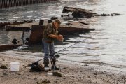 <p><img src="https://novosti-murmanskoy-oblasti.ru/uploads/posts/2024-09/1727422999_poli-hmty68.jpg" alt="" /></p>
<p>Нешуточные страсти кипели в Терском районе &ndash; семидесятилетний дедушка стал подозревать знакомого рыбака, что тот украл у него рыболовные снасти. В результате в один из дней пенсионер напился и пошел разбираться с обидчиком.</p>

<p>Мужчина вооружился ружьем и попытался выстрелить в сорокасемилетнего потерпевшего. Однако дедушку остановил знакомый. Тогда пенсионер достал нож и попытался с ним напасть на неприятеля. Но его также удалось обезвредить.</p>

<p>В результате было возбуждено уголовное дело по статье &laquo;Покушение на убийство&raquo;. На данный момент дело направлено прокурором в Кандалакшский районный суд постоянное судебное присутствие в пгт. Умба для рассмотрения по существу. Пенсионеру грозит до одиннадцати лет и четырех месяцев лишения свободы.</p>

<p><em>Фото: Екатерина Громова</em></p>