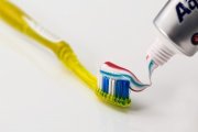 Чистящие средства больше не покупаю: смешиваю зубную пасту с известным фруктом — этим можно отмыть всю кухню